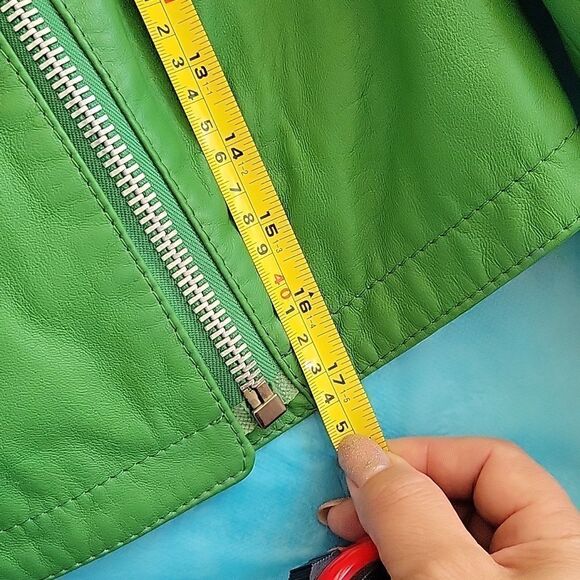 crop leather jacket, size marked 8, but actually between the sizes- 6/8 - Picture 6 of 12
